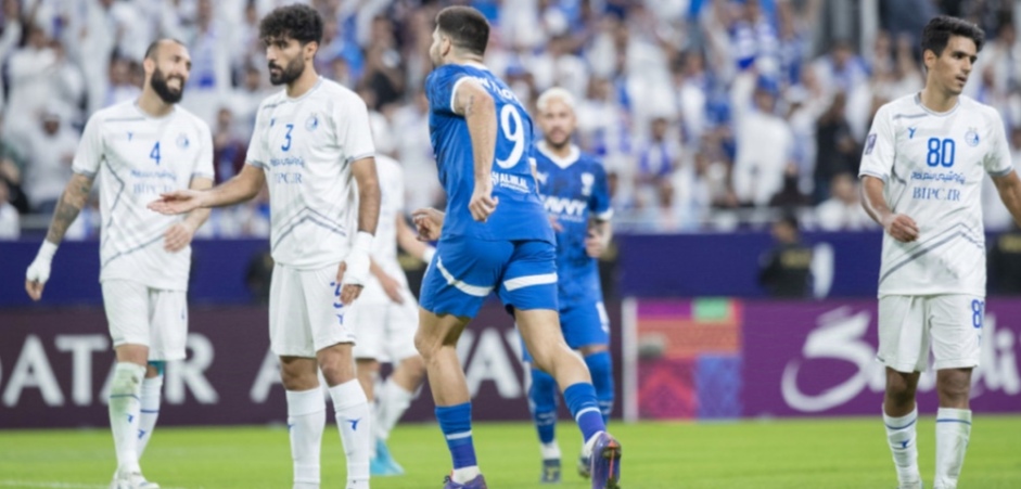 هزم الاستقلال بثلاثية.. الهلال يستنسخ بداية رحلتي النهائي