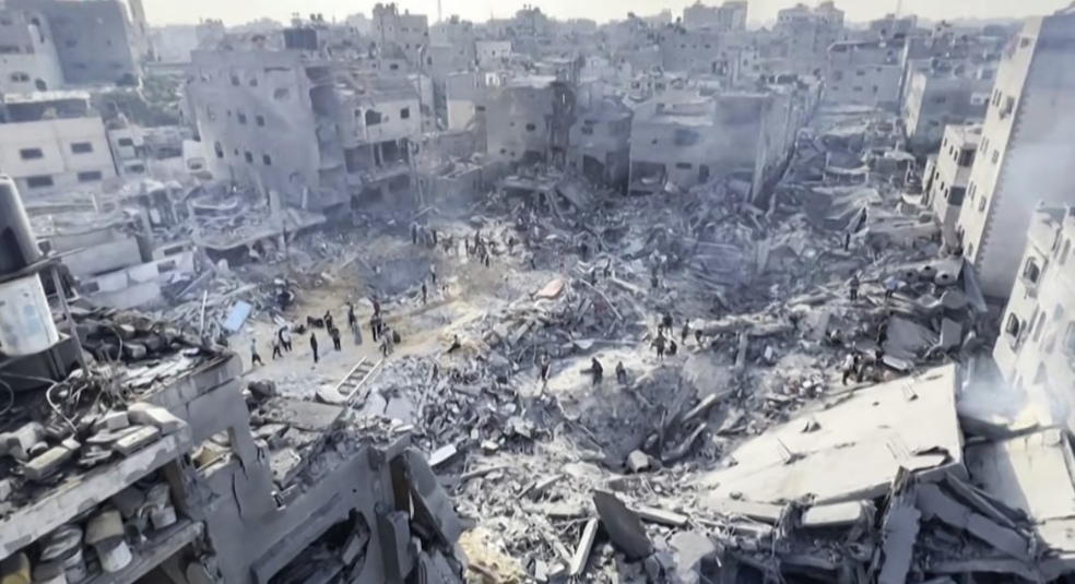 قصف مدفعي كثيف وتوغل و17 شهيدًا.. جرائم الاحتلال تتواصل في غزة لليوم الـ256
