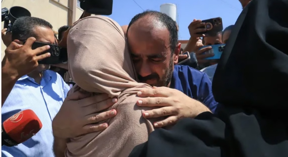 مدير مستشفى الشفاء بغزة بعد إطلاق سراحه: الإسرائيليون عذبونا بالكلاب البوليسية والهراوات